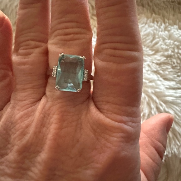 Elegant Silver and Blue Gemstone Ring - Picture 5 of 7